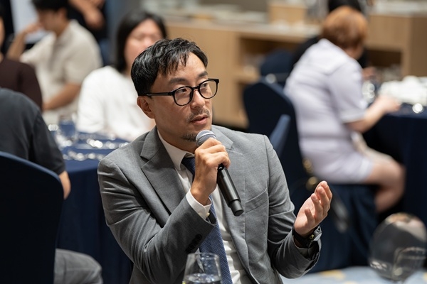 남지혁  어댑티브 대표가 ICT 업계 발전과 현장 개선 사항에 대해 의견을 나누고 있다. 사진=부산광역시
