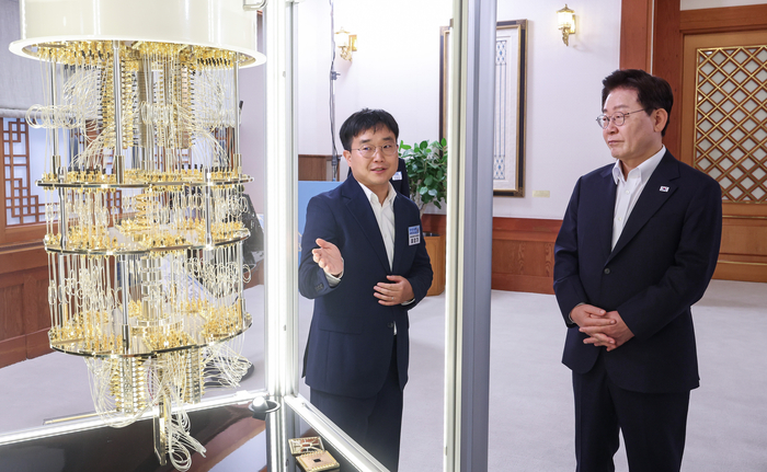 [포토] 이재명 대통령, 첨단기술모형 관람