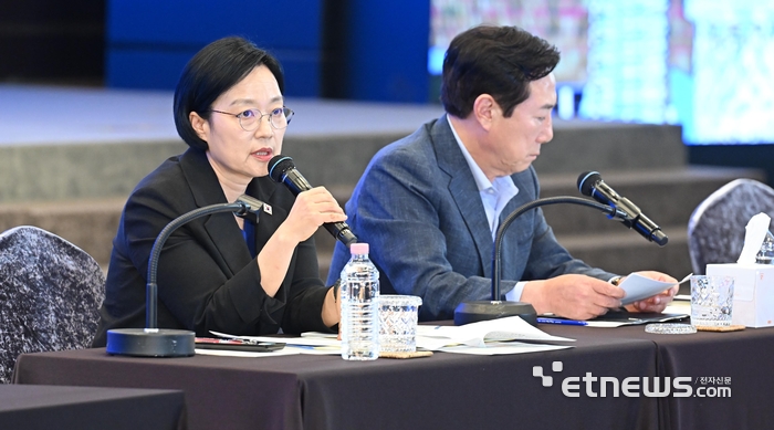[포토] 인사말 하는 한성숙 국무총리