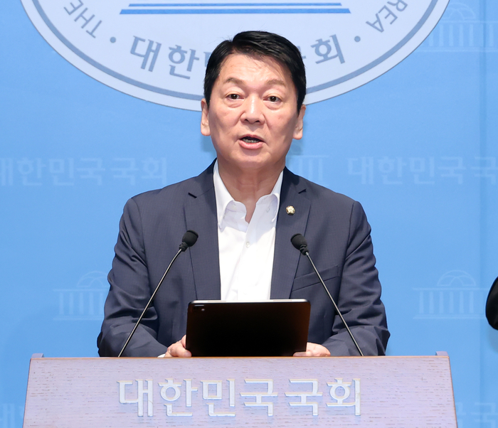 국민의힘 안철수 의원이 12일 국회 소통관에서 당의 조직강화특위 쇄신과 관련한 입장을 밝히고 있다. 사진=연합뉴스