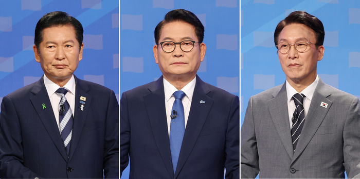 더불어민주당 정청래(왼쪽부터)·송영길·김민석 당 대표 후보가 각각 12일 서울 양천구 SBS 목동 스튜디오에서 열린 TV 토론회에 참석해 시작을 기다리고 있다. 국회사진기자단