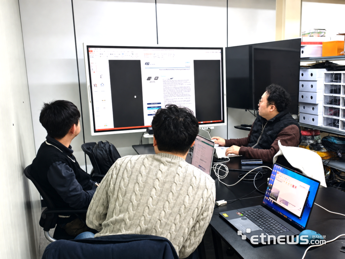 KTL 관계자가 국제표준인 `IEC 60730-1 Annex H′를 기반으로 시험평가를 수행하고 있다. KTL 제공