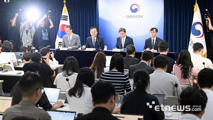 [포토] 주택 신속공급 방안 발표하는 김윤덕 국토장관