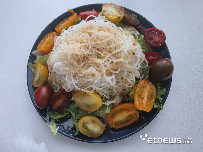 슬림핏콩면을 샐러드로 활용한 모습. 채소와 토마토를 듬뿍 준비해 오리엔탈 소스를 곁들였다.