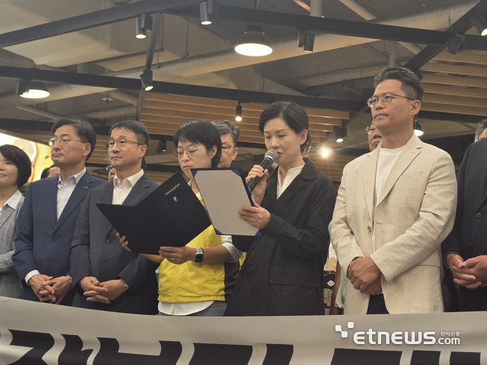 (왼쪽 세번째부터) 안수용 마트산업노동조합 홈플러스지부장과 조주연 홈플러스 대표가 13일 오전 홈플러스 강서점에서 노사 공동선언문을 낭독하고 있다.