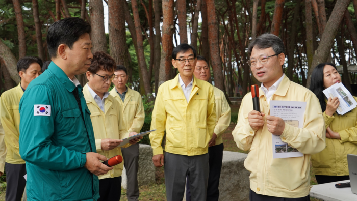 [사진뉴스] 박은식 산림청장, 포항 북구 방제사업지 점검