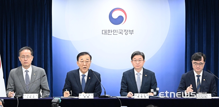 김윤덕 국토교통부 장관이 13일 서울 종로구 정부서울청사에서 '전월세 및 매매시장 안정을 위한 주택 신속공급 방안'을 발표하고 있다. 왼쪽부터 이형일 재정경제부 제1차관, 김 장관, 이억원 금융위원장, 임기근 국무조정실장. 이동근기자 foto@etnews.com