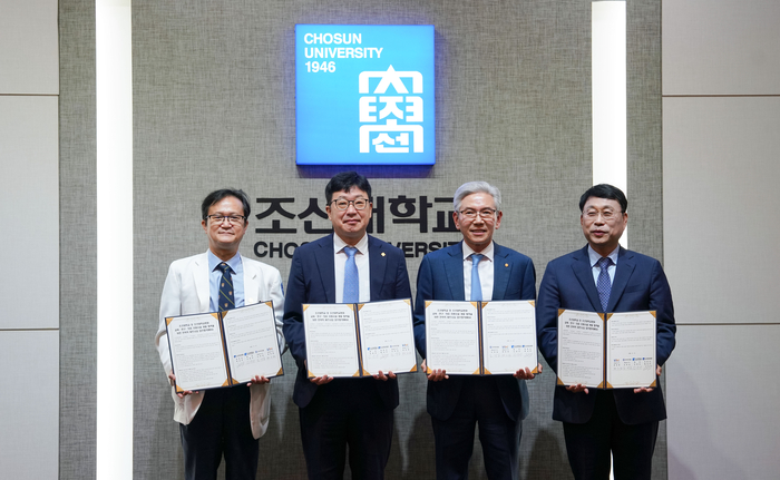 왼쪽부터 최남규 조선대학교병원 병원장, 김춘성 조선대학교 총장, 김영길 우미건설 대표, 류영현 KBC광주방송 대표.