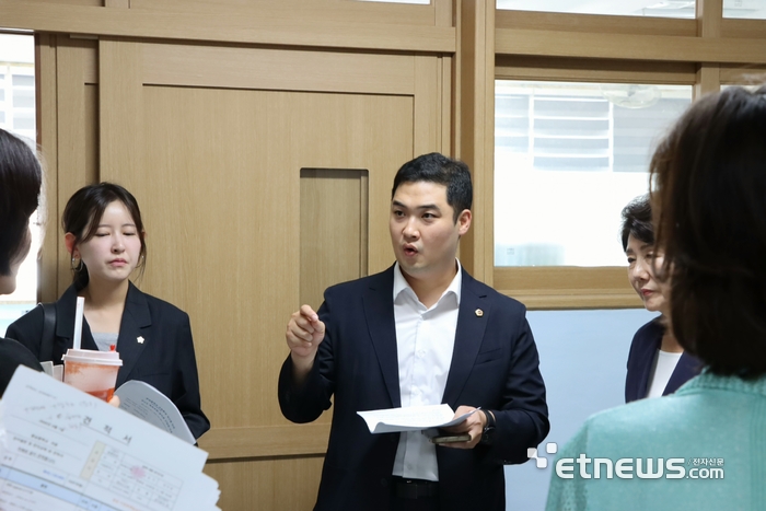 최민 경기도의회 경제노동위원회 부위원장(가운데)이 11일 광명 광남중학교를 찾아 급식실 증축, 노후 책걸상 교체, 누수 감면 등 교육환경 개선 현안을 점검했다. 경기도의회 제공.