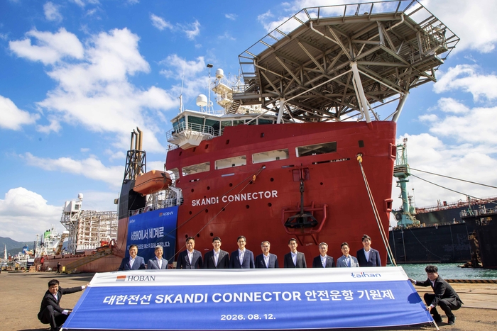대한전선 주요 관계자들이 12일 부산 감천항 오리엔트조선소에서 스칸디 커넥터호와 함께 기념촬영을 하고 있다. 사진 왼쪽 네 번째부터 김민성 호반그룹 부사장, 김대헌 호반그룹 기획총괄사장, 송종민 대한전선 부회장, 김준석 대한전선 부사장. 〈사진 대헌전선 제공〉
