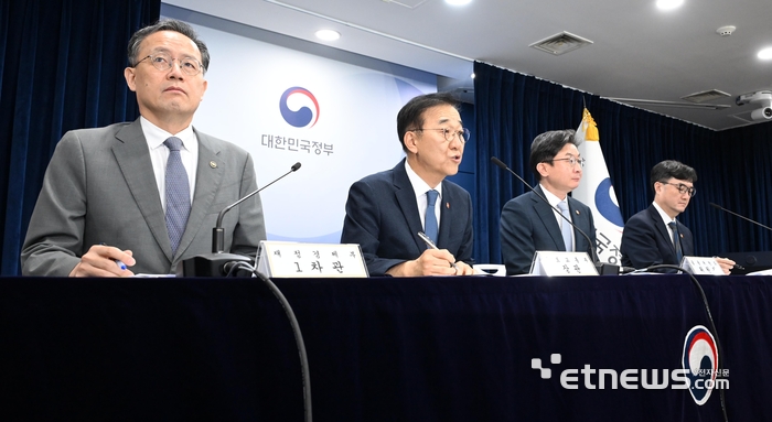 [포토] 전월세 및 매매시장 안정을 위한 주택 신속공급 방안 발표하는 김윤덕