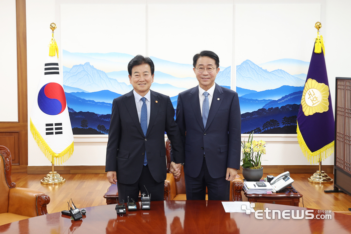 조정식 국회의장(오른쪽)이 의장 집무실을 찾은 정동영 통일부 장관과 기념 촬영을 하고 있다. 국회의장실
