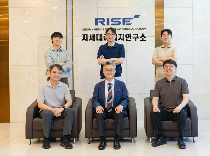 왼쪽부터 홍석원 GIST 화학과 교수, 이광희 전략연구사업단장, 강홍규 차세대에너지연구소 부소장. 뒷줄 왼쪽부터 김상진 화학과 박사과정생, 기태윤 히거신소재연구센터 박사, 김상조 차세대에너지연구소 연구원.