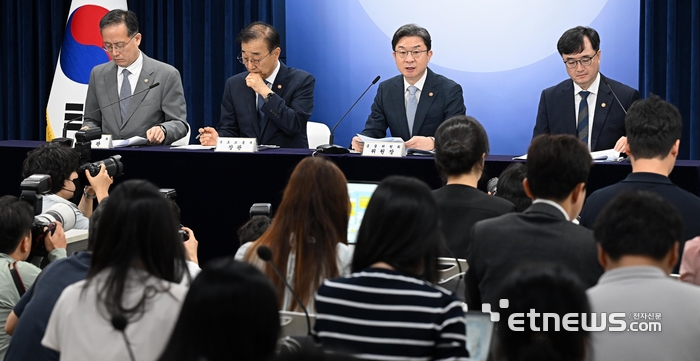 [포토] 브리핑하는 이억원 금융위원장