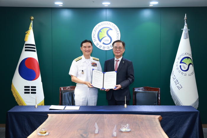 (왼쪽부터) 박규백 해군사관학교장, 유지범 성균관대학교 총장(사진=성균관대)