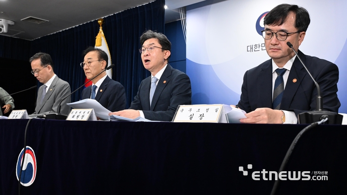 이억원 금융위원장이 지난 13일 서울 종로구 정부서울청사에서 '전월세 및 매매시장 안정을 위한 주택 신속공급 방안'을 발표하고 있다. 왼쪽부터 이형일 재정경제부 제1차관, 김윤덕 국토교통부 장관, 이 위원장, 임기근 국무조정실장. [사진= 이동근기자 foto@etnews.com]