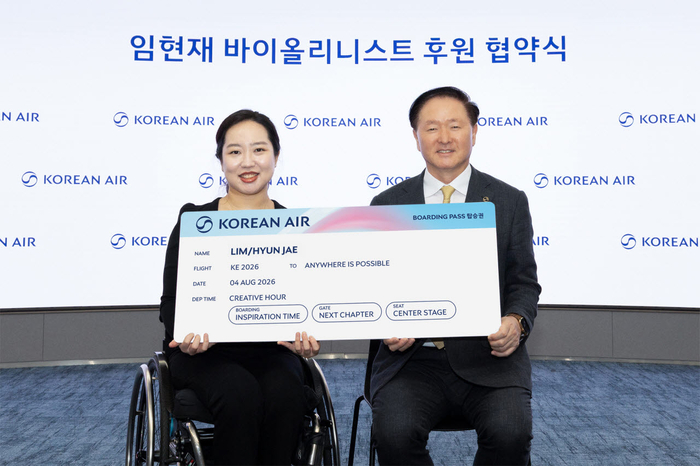 임현재 바이올리니스트(왼쪽)와 우기홍 대한항공 부회장