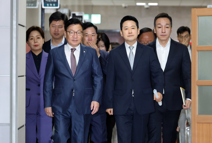 국민의힘 장동혁 대표와 정점식 원내대표를 비롯한 최고위원들이 13일 국회에서 열린 최고위원회의에 참석하기 위해 입장하고 있다. 사진=연합뉴스