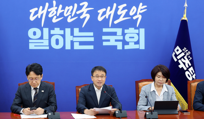 더불어민주당 한병도 당 대표 직무대행 겸 원내대표가 13일 국회에서 열린 정책조정회의에서 발언하고 있다. 연합뉴스