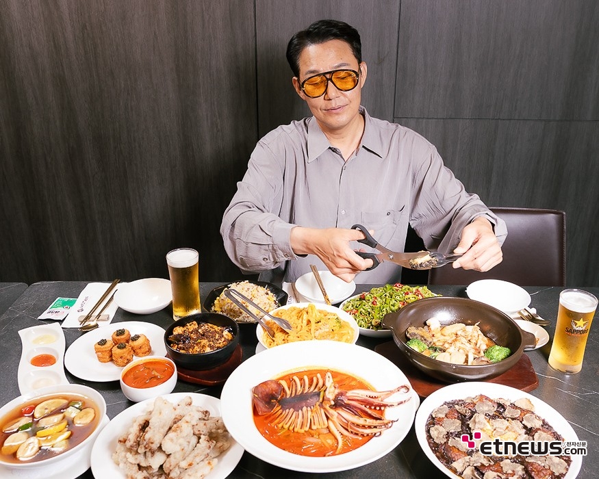 [ET포토] 박성웅, '가위질은 세심하게'
