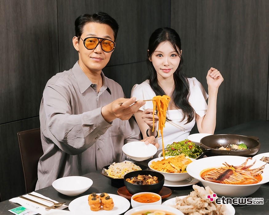 [ET포토] 박성웅-최윤혜, '맛난 음식은 함께'