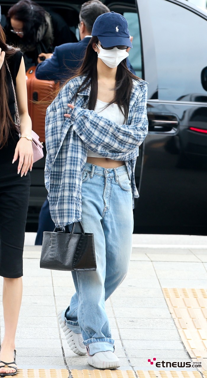 [ET포토] 있지 리아, '수줍게 드러낸 복근'