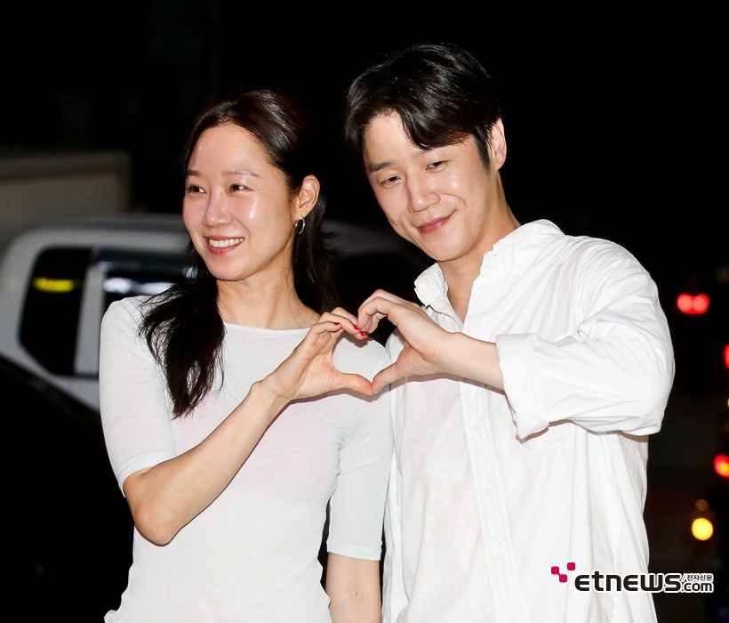 [ET포토] 공효진-정준원, '부부의 아름다운 하트'