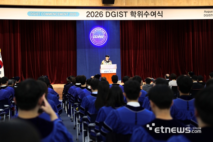 이건우 DGIST 총장이 졸업생에게 축사를 하고 있다.