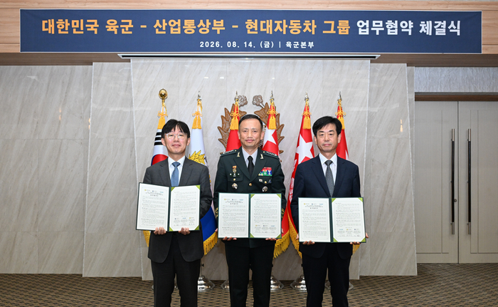 이민우 산업부 산업성장실장 전담직무대리(왼쪽부터), 최장식 육군참모차장, 이항수 현대차그룹 부사장이 기념 촬영 했다. [자료:육군]