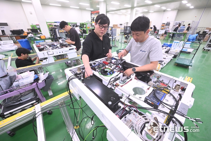 [포토] 산업용 로봇 제작 중인 시스윈로보틱스