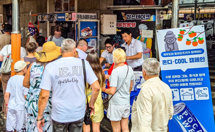 동아오츠카는 오는 9월 6일까지 제주도청을 비롯해 도내 12개 해수욕장과 서귀포 올레시장 등에서 '혼디·COOL 캠페인'을 진행한다. 〈자료 동아오츠카〉