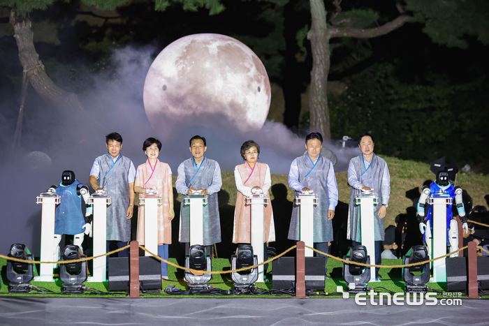 수원시가 14일 저녁 용연에서 개최한 '2026 수원 국가유산 야행' 점등식을 개최했다. (왼쪽 두 번째부터) 백혜련 국회의원, 이재준 수원시장, 김미경 시의회 의장, 김영진 국회의원, 김준혁 국회의원 등이 점등식에 참여했다. 수원시 제공.