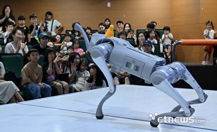 [포토] 인사하는 사족보행 로봇