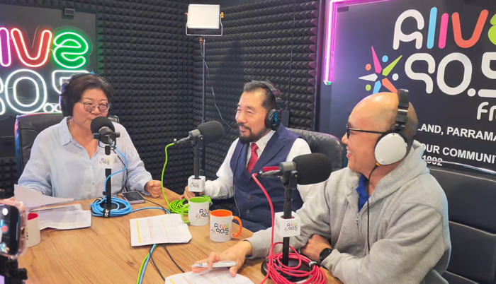 시드니 Alive 90.5 '좋은 아침입니다' 토크쇼 진행중인 임혜숙(Sue) 진행자, 소재학 교수, 은상태(Dahl-Di) 진행자(왼쪽 부터). 사진 출처 : 글로벌미래포럼