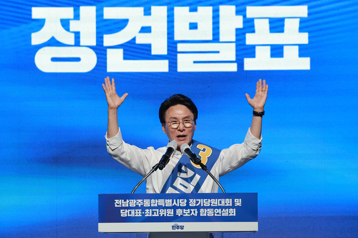 더불어민주당 김민석 당 대표 후보가 15일 전남광주 나주시 나주종합스포츠파크 다목적체육관에서 열린 민주당 대표·최고위원 전남광주 합동연설회에 참석해 정견 발표하고 있다. 연합뉴스