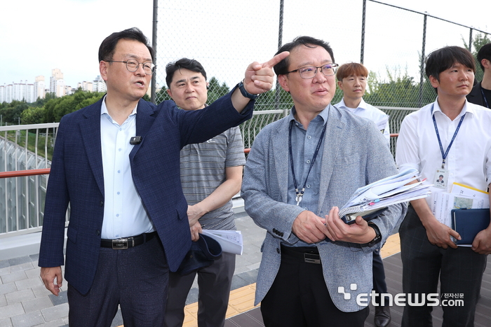 민경선 고양시장(왼쪽)이 14일 풍동2지구 도시개발사업 현장을 찾아 기반시설 공사와 시설물 인수 준비 상황을 점검했다. 고양시 제공.