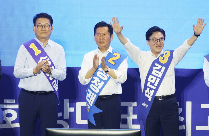 더불어민주당 김민석 당 대표 후보(오른쪽)가 16일 경기도 수원시 수원종합운동장 실내체육관에서 열린 '민주당 당대표ㆍ최고위원 후보자 경기 합동연설회'에서 인사하고 있다. 연합뉴스