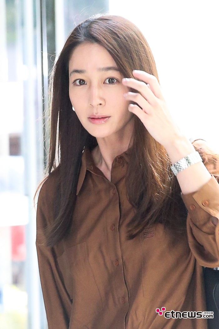 [ET포토] 이민정, '아름다움을 넘기며'