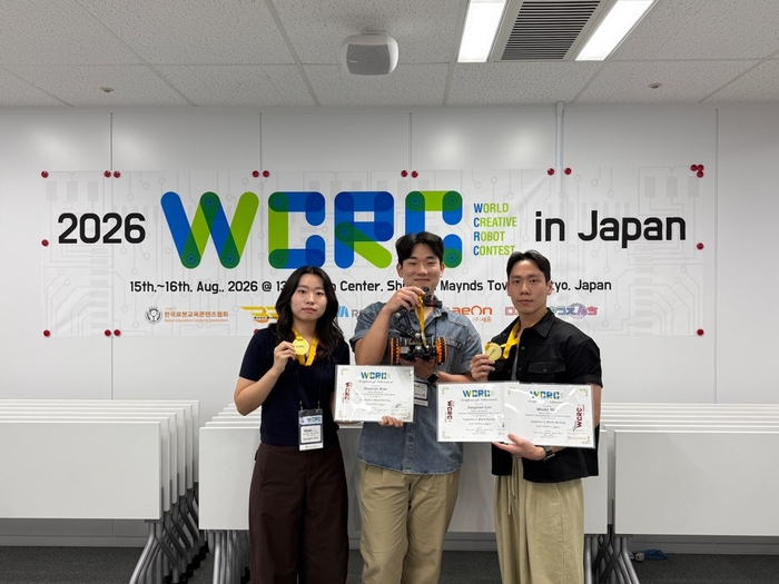 '2026 WCRC inJapan' 물류로봇2 분류 파트서 금메달을 수상한 한국기술교육대 메가제트팀(왼쪽부터 김서연, 이종은, 우민기 학생)(사진=한국기술교육대)