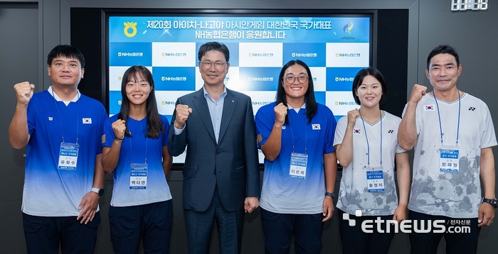 강태영 NH농협은행장(왼쪽 세 번째)이 18일 서울 중구 본사에서 농협은행 소속 정구·테니스 국가대표 선수단과 함께 '2026 아이치·나고야 아시안게임' 출정식에서 기념 촬영을 하고 있다. [사진= NH농협은행 제공]