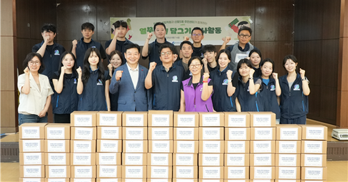 '열무김치 만들기' 봉사활동에 참여한 관계자들이 기념촬영을 하고 있다.