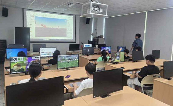 경남 AI·디지털배움터의 '로블륵스로 배우는 FPS 제작 프로젝트' 참가 학생들이 수업에 집중하고 있다.