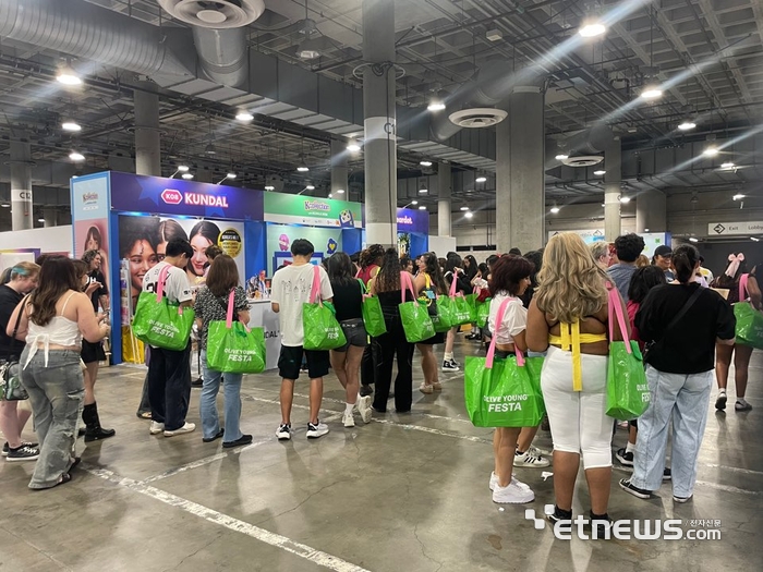 14일(현지시간)부터 15일까지 이틀간 코트라가 미국 LA에서 '케이콘 엘에이(KCON LA 2026)' 연계한 K-소비재 B2B 수출상담회현장 모습. 코트라 제공