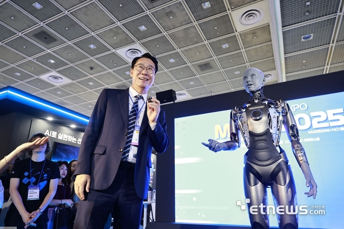 정명근 화성시장이 2025년 6월 코엑스에서 열린 AI 엑스포 '마스 2025'에 참석해 글로벌 휴머노이드 로봇 '아메카(Ameca)'와 함께 전시를 둘러보고 있다.
