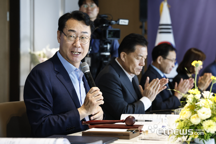 정명근 화성시장(왼쪽)이 13일 수원컨벤션센터에서 열린 '대한민국특례시시장협의회 2026년 제1회 정기회의'에서 회의를 주재하고 있다. 화성시 제공.