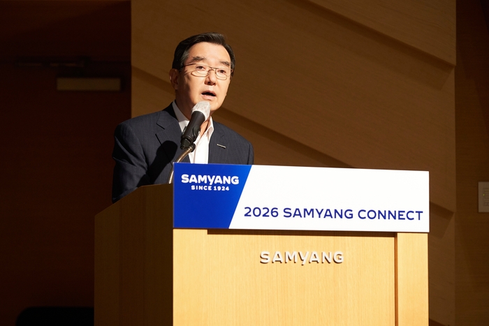 김윤 삼양그룹 회장이 18일 판교 삼양디스커버리센터에서 개최한 '2026년 SAMYANG CONNECT'에서 직원들에게 상반기 경영 성과와 하반기 전략 방향을 설명하고 있다. 〈자료 삼양그룹〉
