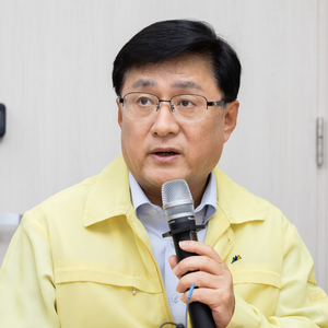 김성환 기후에너지환경부 장관이 18일 정부세종청사에서 열린 출입기자단 차담회에서 질문에 답변하고 있다. 사진 출처 : 기후에너지환경부