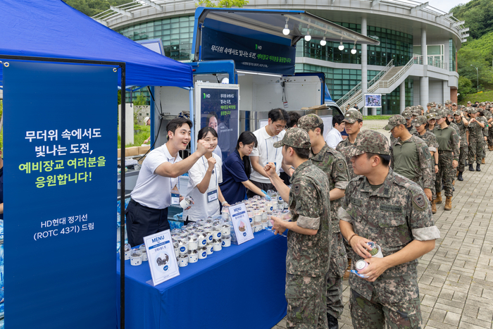 HD현대 정기선 회장이 육군학군사관(ROTC) 후보생들에게 출장 요거트 아이스크림 3000개를 보내 격려했다. HD현대 제공