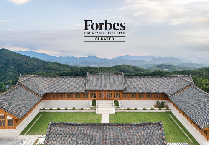 영월의 산세를 배경으로 자리한 더한옥헤리티지 호텔 전경