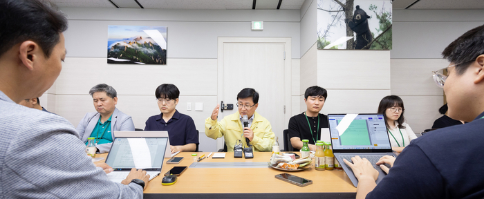 김성환 기후에너지환경부 장관이 18일 정부세종청사에서 열린 출입기자단 차담회에서 질문에 답변하고 있다. 사진 출처 : 기후에너지환경부